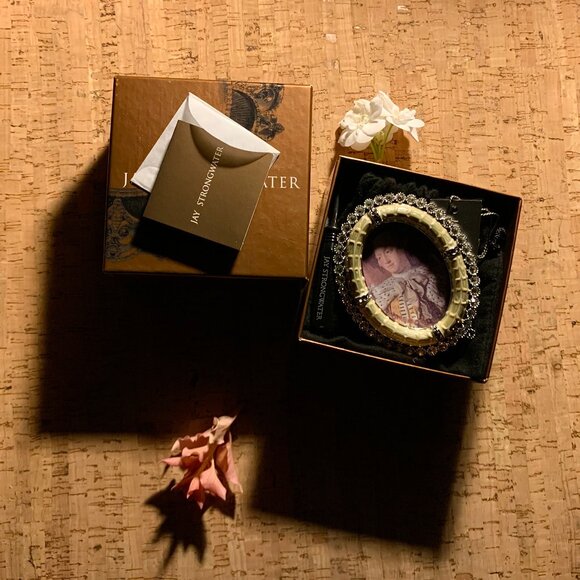 Jay Strongwater opalescent white oval frame with brilliant Swarovski chrystals - Picture 2 of 14